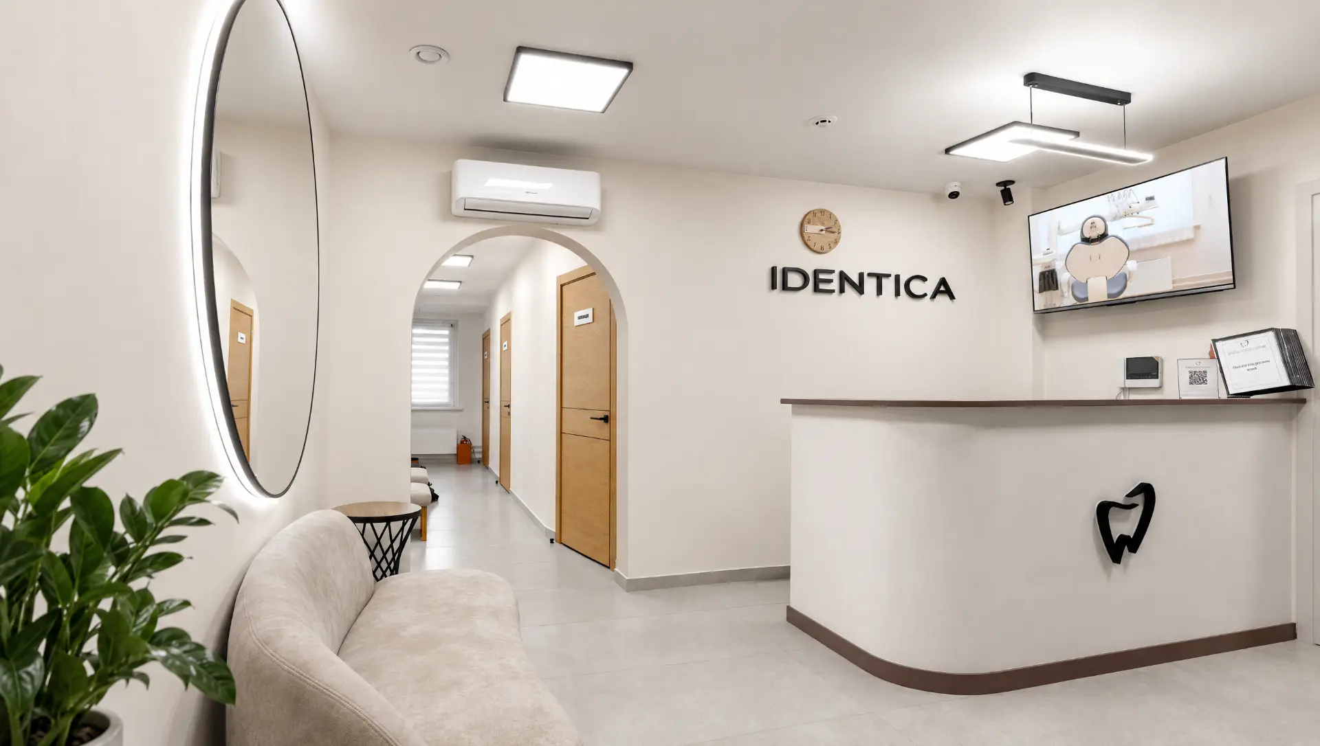 Ресепшн и зона ожидания клиники IDENTICA с растениями